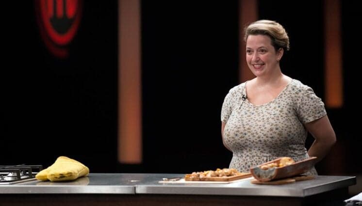 Após críticas por usar sempre as mesmas roupas, participante do Masterchef posta desabafo
