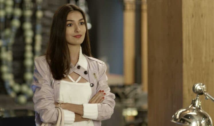 "Rock Story": Yasmin é contratada como estagiária de estilista famosa