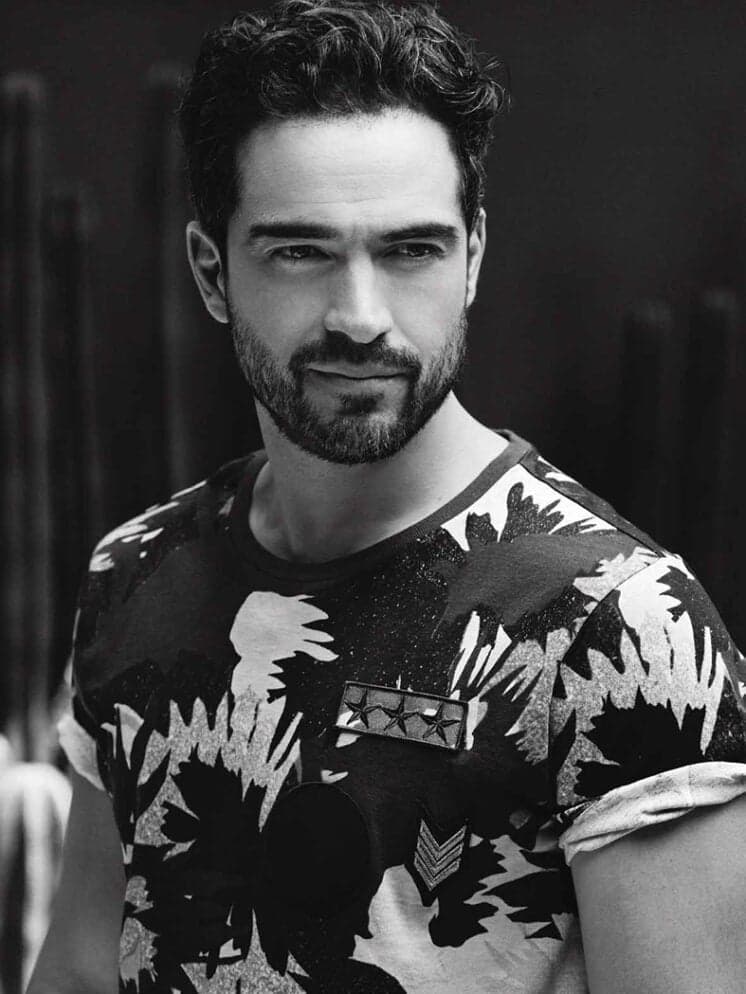Confira: Alfonso Herrera surge sem camisa e é eleito um dos mais bonitos por revista