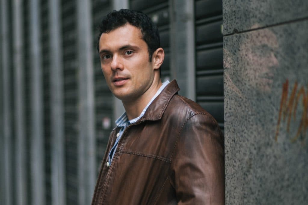 Ex-ator da Globo tira a roupa e mostra tudo em novela no exterior; veja a cena!