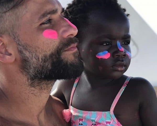 Bruno Gagliasso recebe beijo de Titi e seguidores ficam admirados