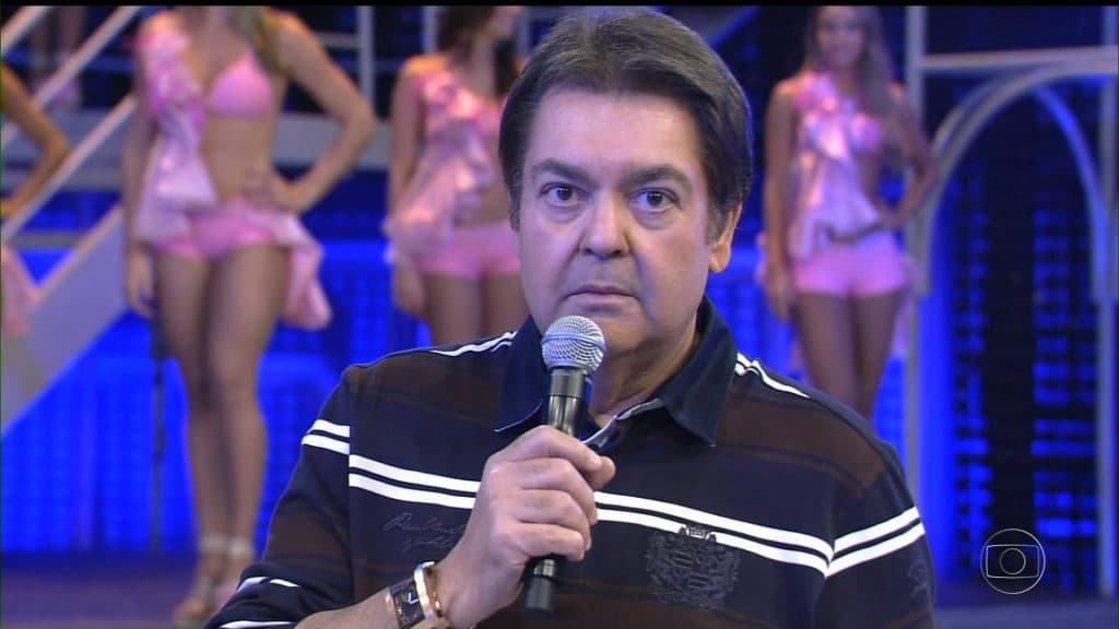 Ao vivo, Faustão critica programas da Globo e detona o "BBB"