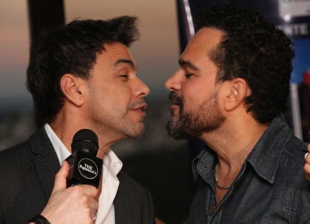 Irmãos, Zezé di Camargo e Luciano surpreendem e se beijam na boca; veja as fotos!