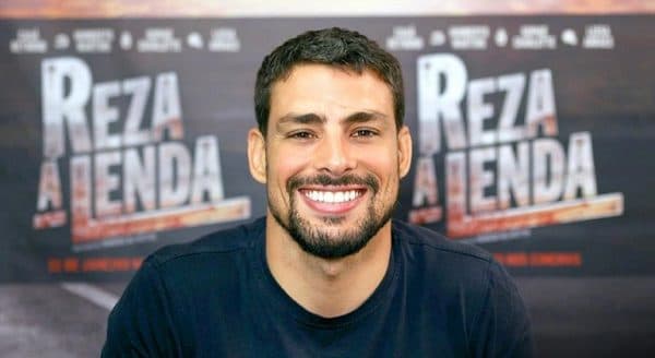 Cauã Reymond, em dia do aniversário, pede a namorada em casamento e Tatá Werneck tira "onda"