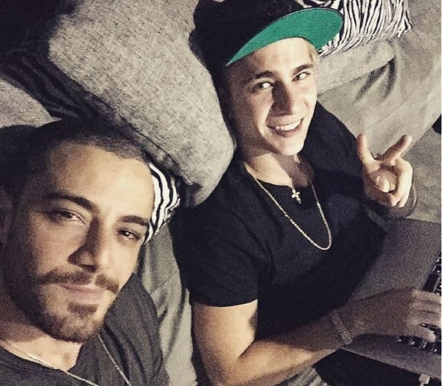 Felipe Titto filma ex-colírio Leo Picon de cueca em apartamento, exibindo volume