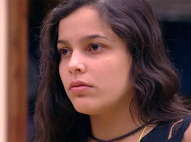 Após coquetel chique, Emilly reclama e diz que prefere McDonald's
