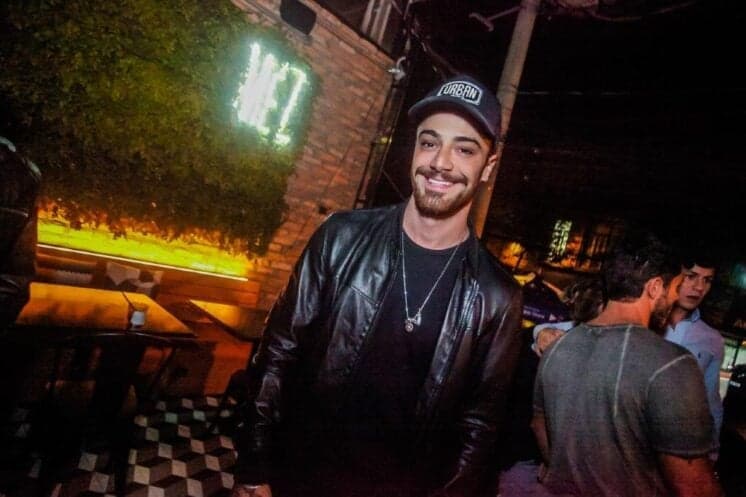 Felipe Titto nega boatos de affair com a cantora Alinne Rosa