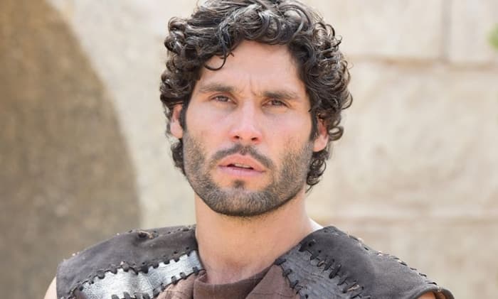 Protagonista de "O Rico e Lázaro", Dudu Azevedo diz que nunca almejou esse posto na carreira