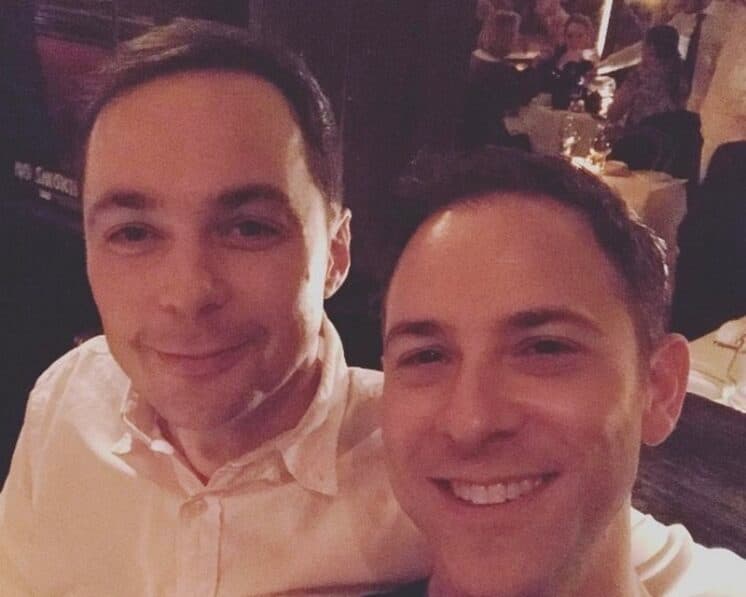 Ator de "The Big Bang Theory" se casa com parceiro de longa data