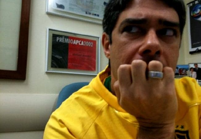 Discretamente, William Bonner compra peça feminina e é flagrado; veja as fotos