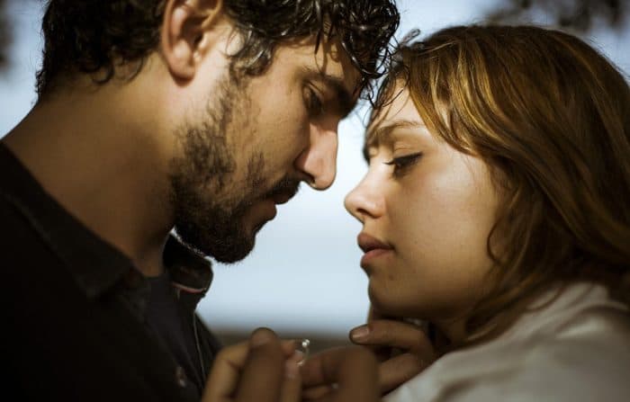 “Os Dias Eram Assim”: Cora faz armação e filhos de Alice flagram mãe seminua com Renato