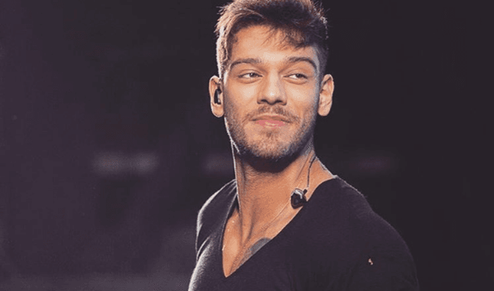 Lucas Lucco levanta o short curto, exibe o corpo e rebola ouvindo Pabllo Vittar