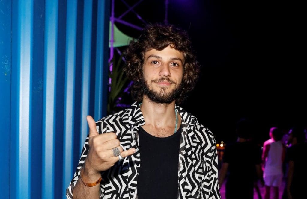 Para Segundo Sol, Chay Suede aparece musculoso e impressiona por nova forma física