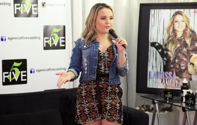 Larissa Manoela ensina a 150 jovens como chegar a fama