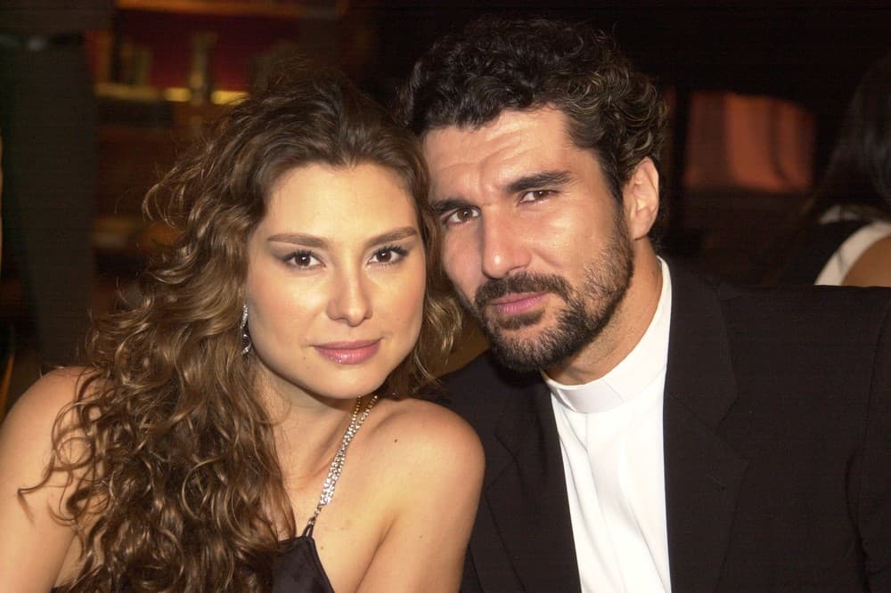 Lavínia Vlasak e Nicola Siri viveram Laura e Padre Pedro em Mulheres Apaixonadas (2003). (Foto: Giane Carvalho) Lavínia Vlasak e Nicola Siri viveram Laura e Padre Pedro em Mulheres Apaixonadas (2003). (Foto: Giane Carvalho)
