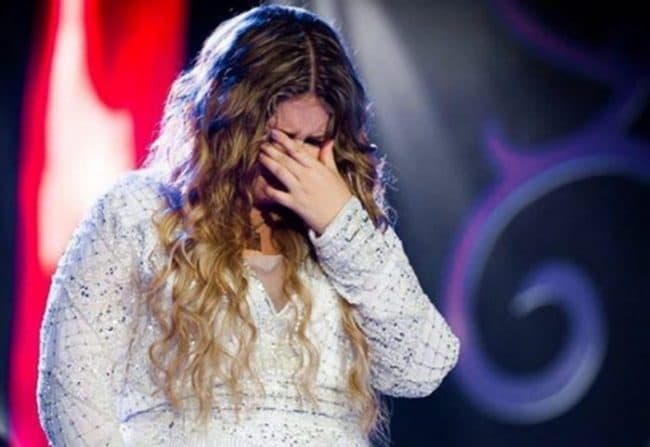 Marília Mendonça estava escondendo romance e é descoberta em programa por Maraisa: "Ela está comprometida"