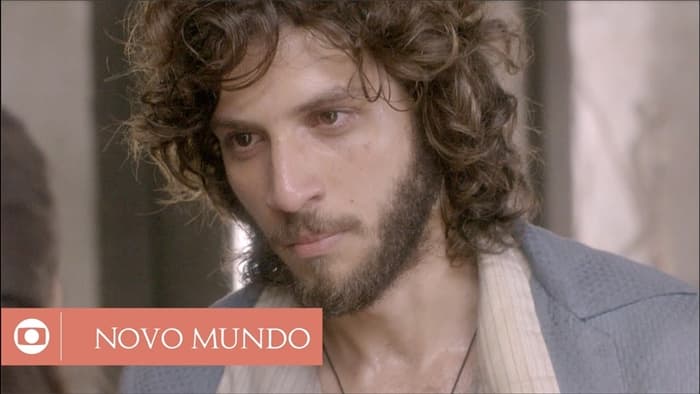 Chay Suede faz ensaio com fotos quentes e namorada diz que o ator "da tesão"