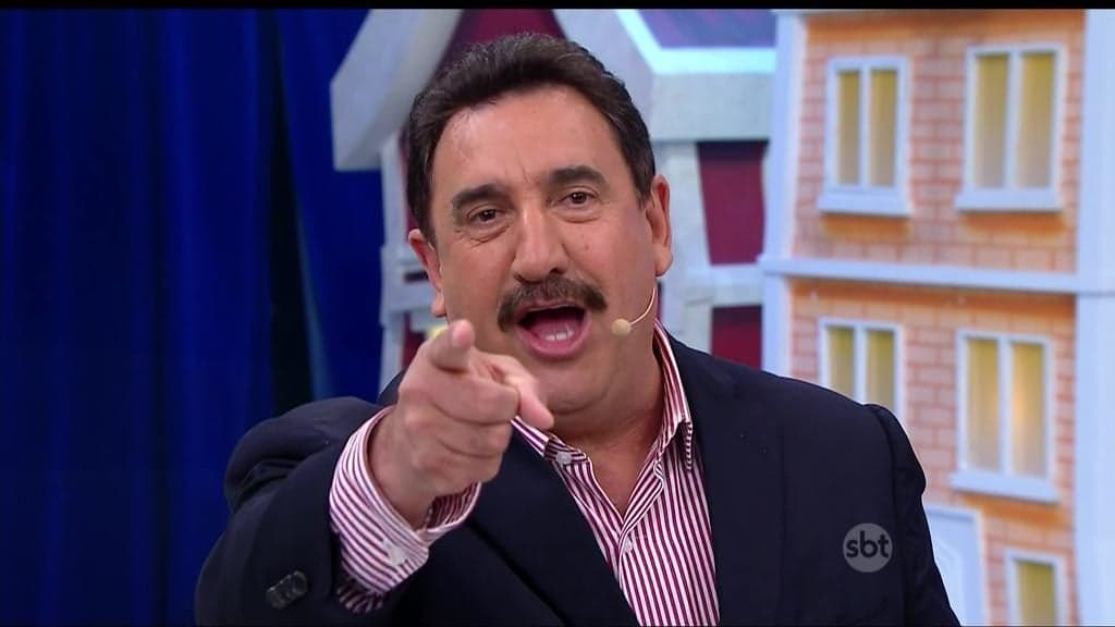 Ratinho é comparado com o professor Girafales