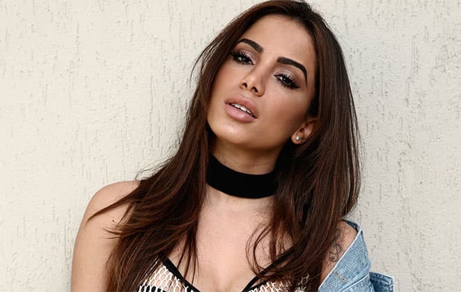 Anitta surge com novo visual e é comparada com política famosa