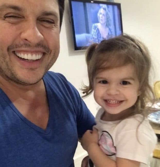 Filha de Ceará, Valentina aparece dando bronca em cachorro por causa de presunto