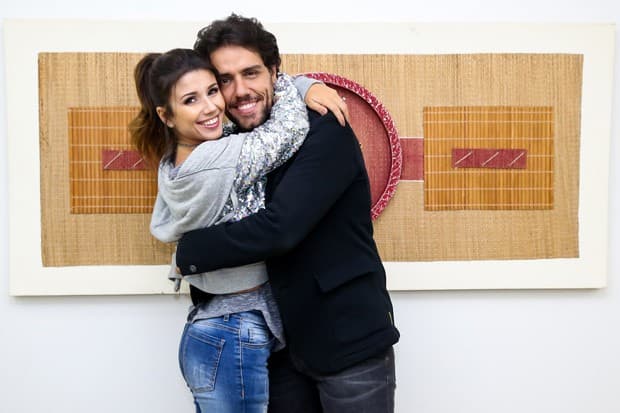 Paula Fernandes posta foto de biquíni na web e namorado responde