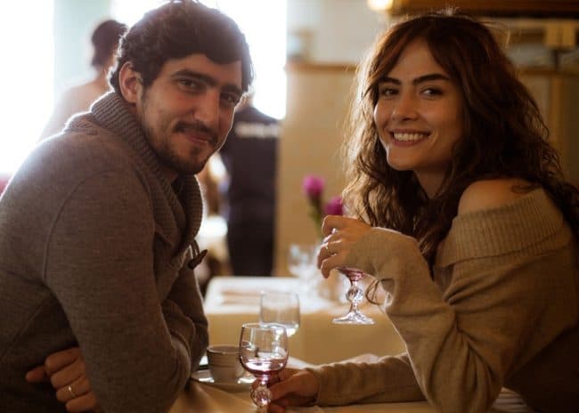 Após negarem namoro, Maria Casadevall e Renato Góes voltam a ser flagrados juntos
