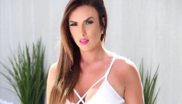 Nicole Bahls publica foto 'estranha' na web e seguidores detonam: "cara torta"