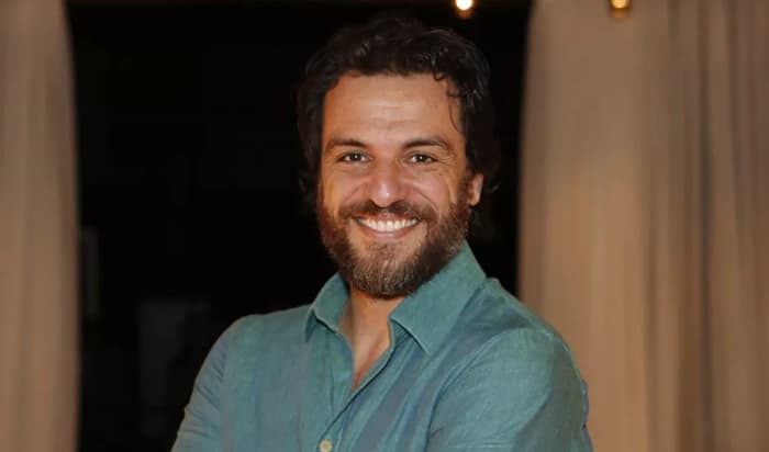 Sempre discreto, Rodrigo Lombardi deixa escapar foto do filho