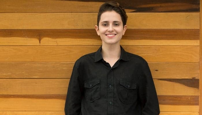 Após visual masculino, Carol Duarte ganha barba; veja as primeiras fotos