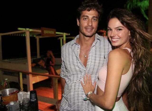 Isis Valverde faz declaração para o marido, aparece com barriga de grávida de 8 meses e vira assunto na web