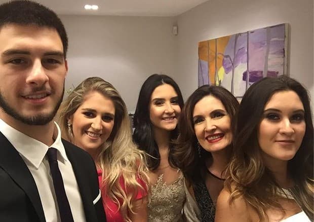 Fátima Bernardes aparece em foto com os filhos e jovialidade da apresentadora chama a atenção