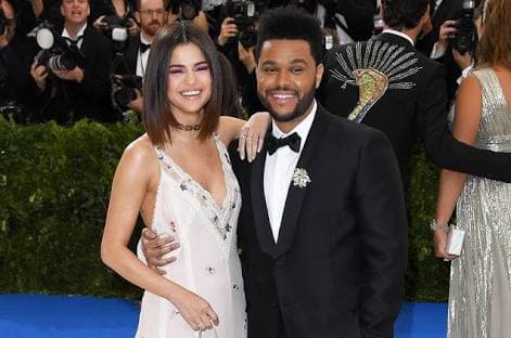 Fila andou! Selena Gomez comemora aniversário de namoro com The Weeknd