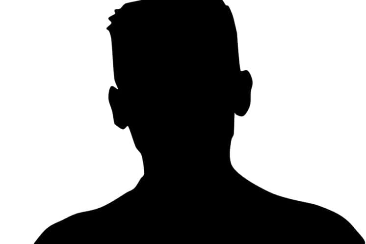 Marido de cantora usa aplicativo gay para fazer 'pegação'
