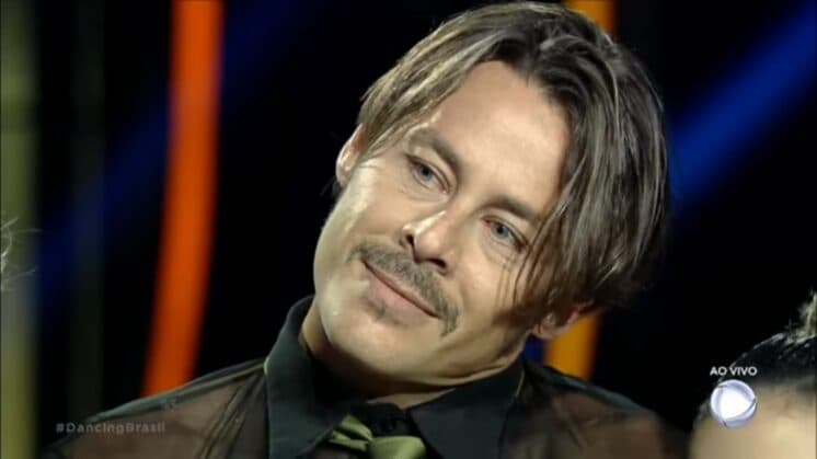 Theo Becker sofre luxação durante apresentação no "Dancing Brasil" e pode ir para "A Fazenda"; assessoria nega