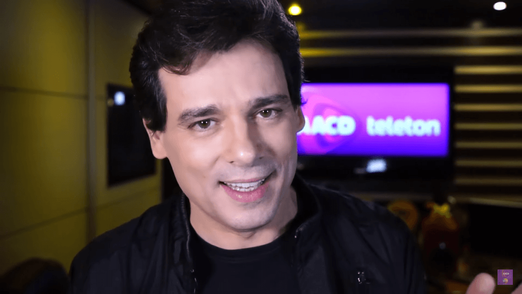 Celso Portiolli posa com a família e revela onde está passando as férias