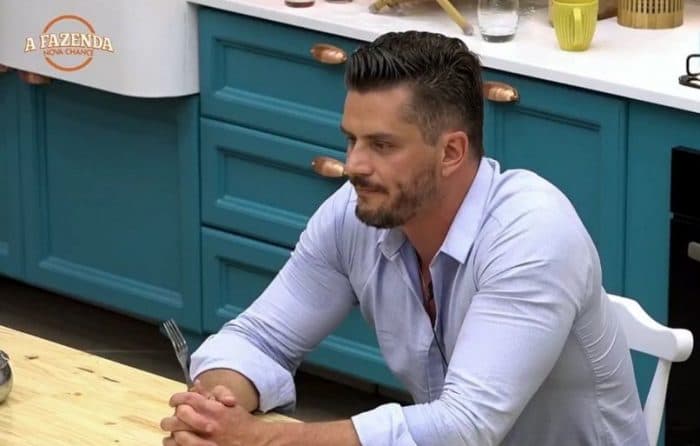 Na "Fazenda", Marcos detona edição do programa após saída de Bombom: "Novela edita"