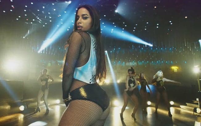 Anitta mostra demais em festa e Nego do Borel aproveita situação