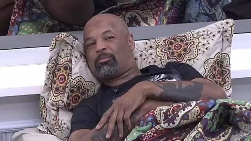 Como Bianca Andrade, Dinei fez xixi onde não devia