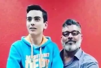 Dudu Camargo senta no colo de Alexandre Frota e faz chamada para jornal do SBT
