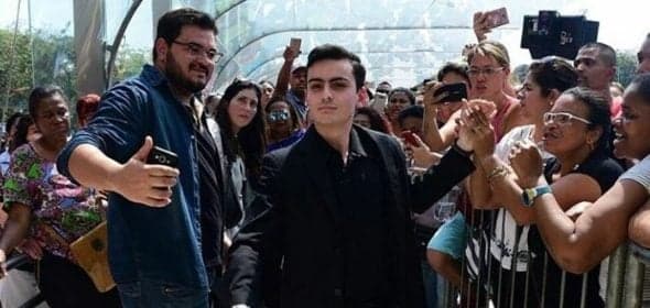 Dudu Camargo tirou selfies e deu autógrafos no velório de Marcelo Rezende; apresentador nega