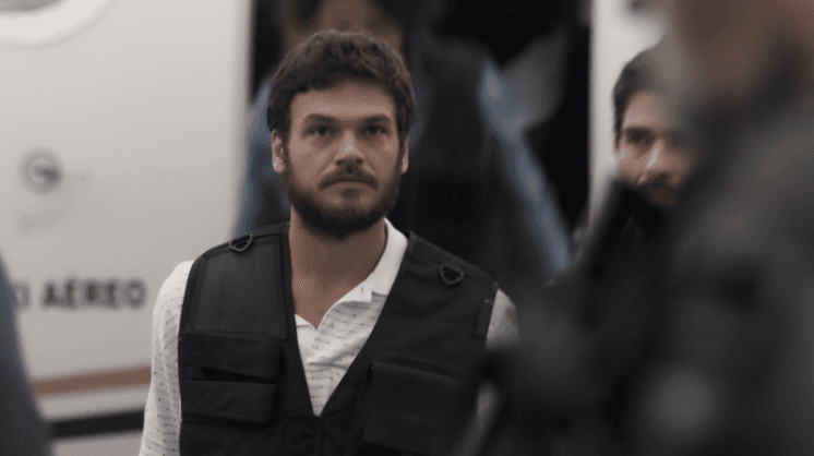 Após "A Força do Querer", Emílio Dantas aparece curtindo a noite em churrasco na favela