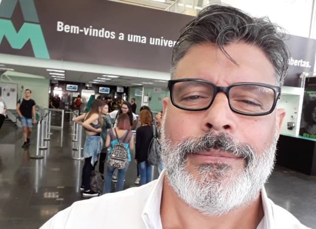 Justiça manda Twitter retirar ofensas de Alexandre Frota a cantores