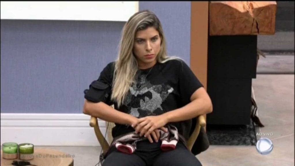 Após suposto roteiro, Ana Paula Minerato aparece com celular em "A Fazenda"