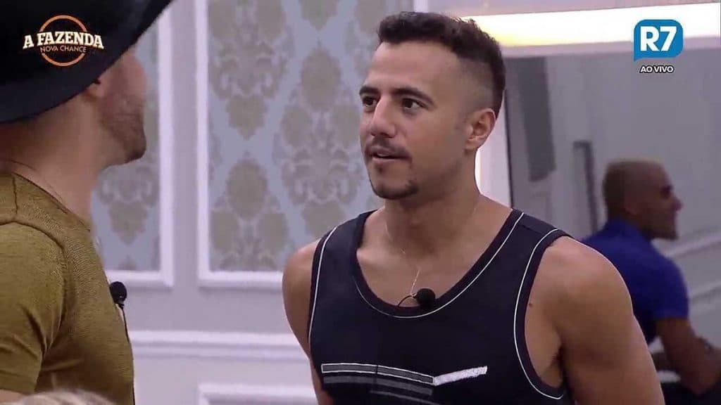 Oi? Matheus diz que tem peruca igual a cabelo de peoa da Fazenda