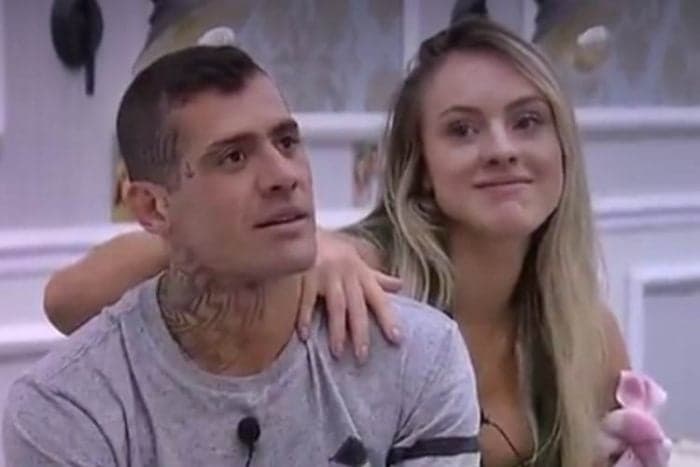 Yuri e Monick ganham jantar especial na "Fazenda" e peões reclamam