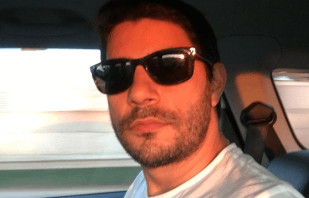 Evaristo Costa 'foge' de amigo secreto: "Não tenho dinheiro"