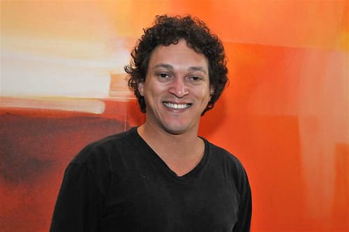 Fábio Lago aparece irreconhecível como cabeleireiro Nick em "O Outro Lado do Paraíso"; veja