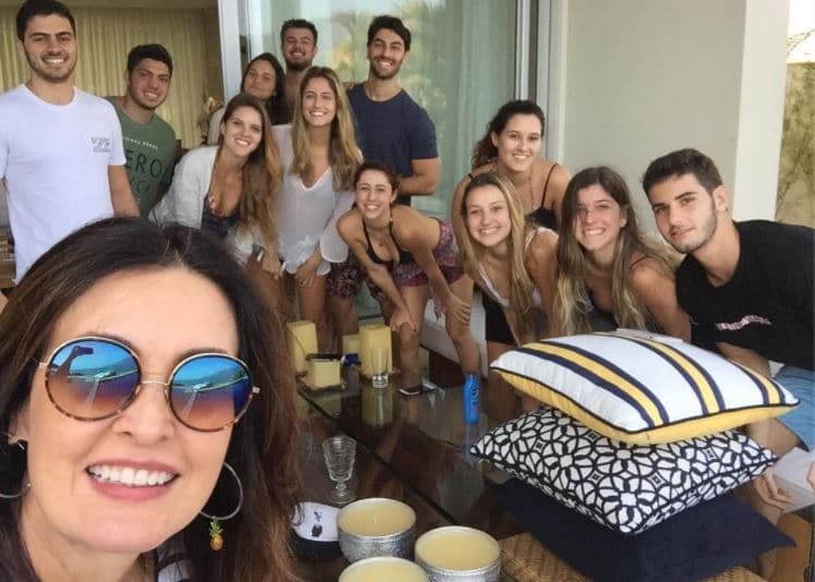 Fátima Bernardes recebe críticas por "falta de diversidade" em foto com a família