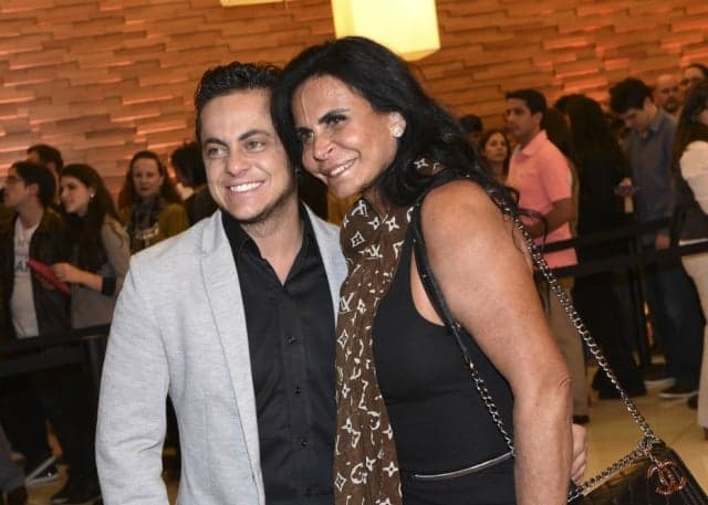 Gretchen e Thammy aparecem cantando versão brasileira de hits internacionais