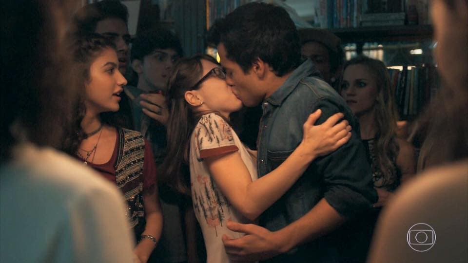 jovens em uma festa, um casal dá um beijo cênico no bastidor da novela Malhação jovens em uma festa, um casal dá um beijo cênico no bastidor da novela Malhação